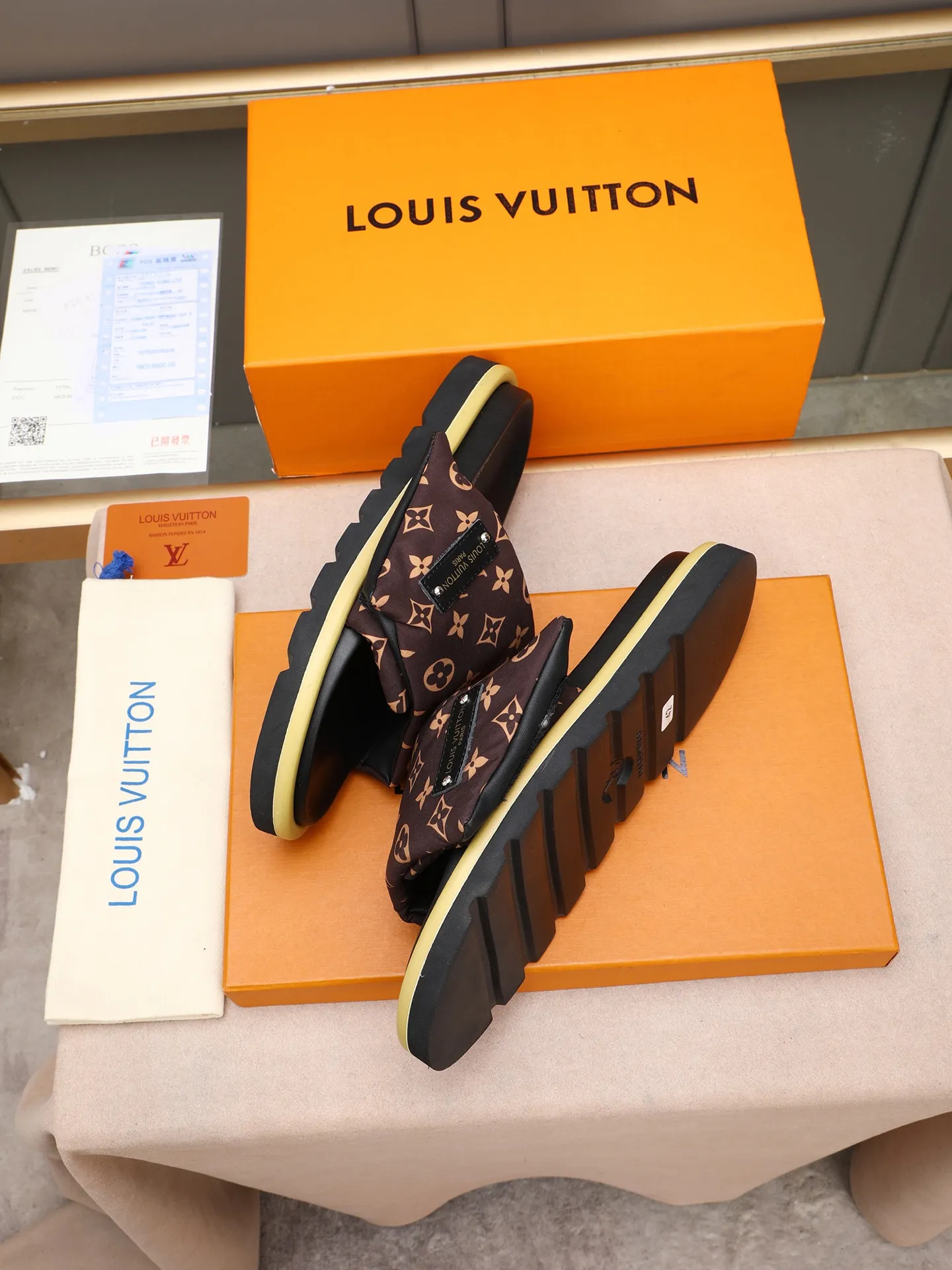 PP360 [LOUIS VUITTON] Louis Vuitton, LV printing, men's and women's slippers are on the market. The drawer box packaging comes with a cloth bag and a card. The upper pattern looks very soft and waxy, and it is a super versatile leg slimming tool. Fabric: imported denim/canvas/old fabric, LV hardware LOGO, official website pattern printing, comfortable to wear, feet: high-elastic PU water table. Sole: foam sole, heel height: about 5cm. Code number: 35-46, 35, 45, 46 are custom-made and non-returnable. Color: multiple colors and styles available.